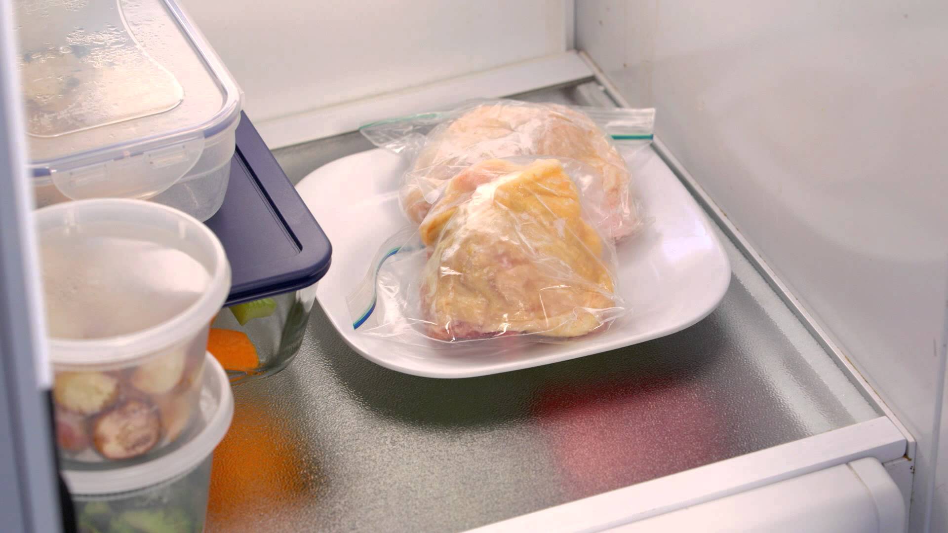 Как быстро разморозить рыбу без микроволновки. Chicken in the Refrigerator. Куриное филе размораживают. Куриное филе - размораживание.